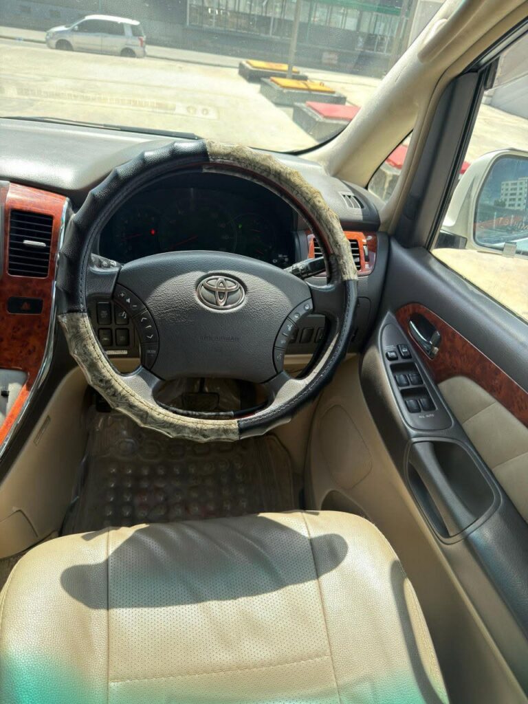 Toyota Alphard bei poa sokoni Dar es Salaam Tanzania