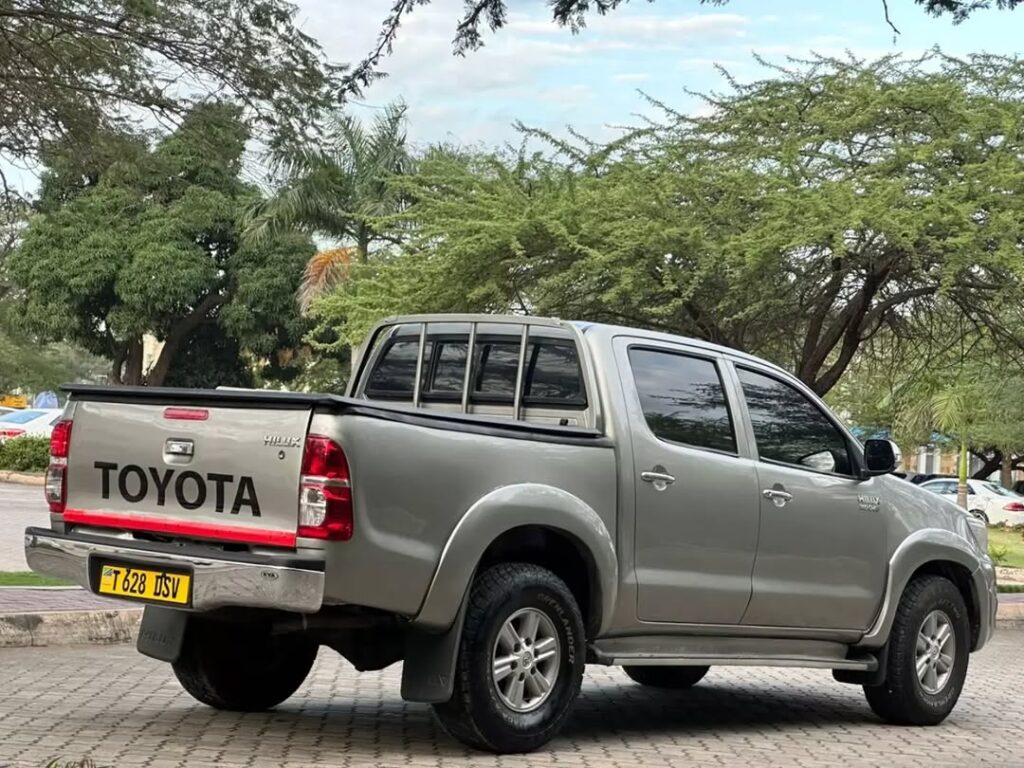 Magari Sokoni Toyota Hilux ya Bei Poa 2015