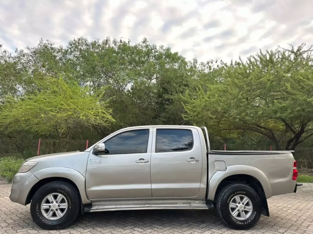 Toyota Hilux 2015 Inauzwa Dar es Salaam Tanzania