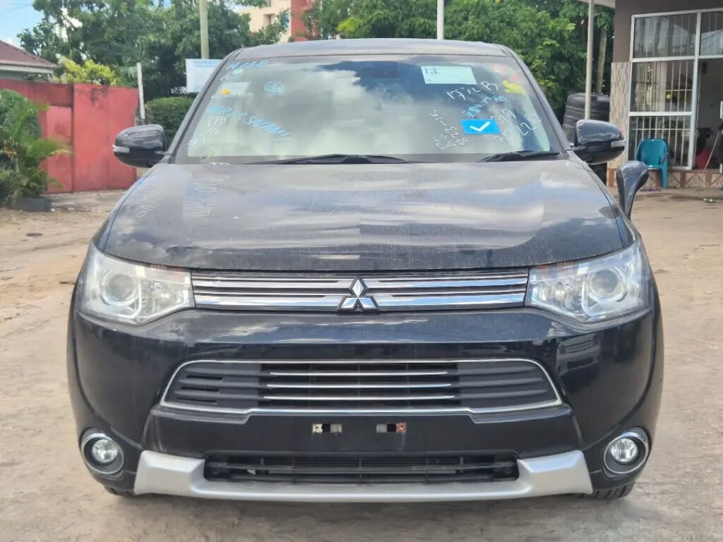 Magari Outlander 2014 lipo Dar es Salaam