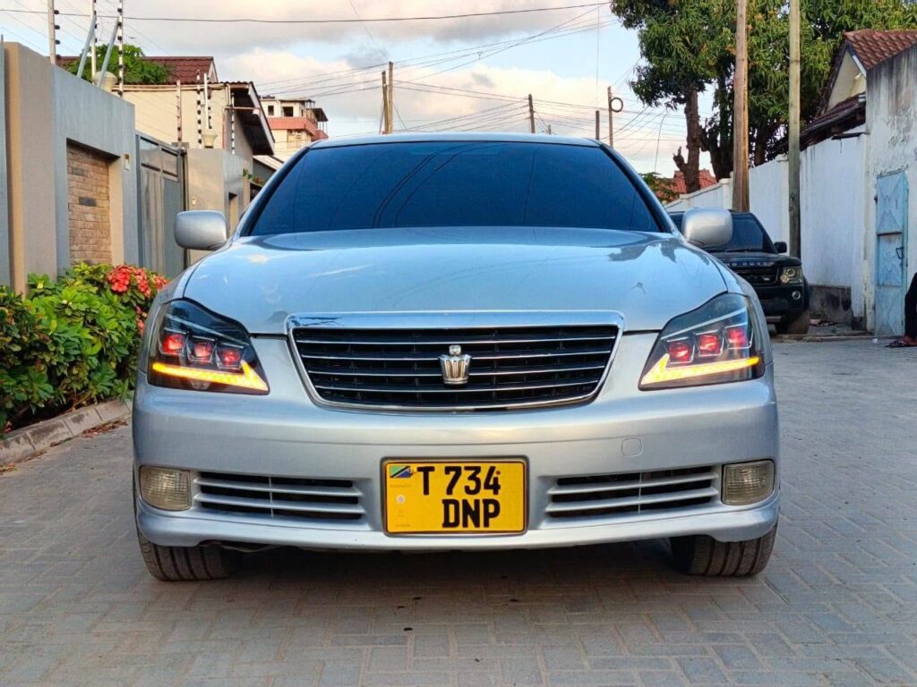 Magari Sokoni Toyota Crown ya Bei Poa 2005