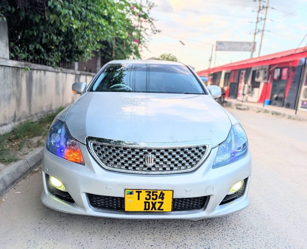 Magari Crown 2009 lipo Dar es Salaam