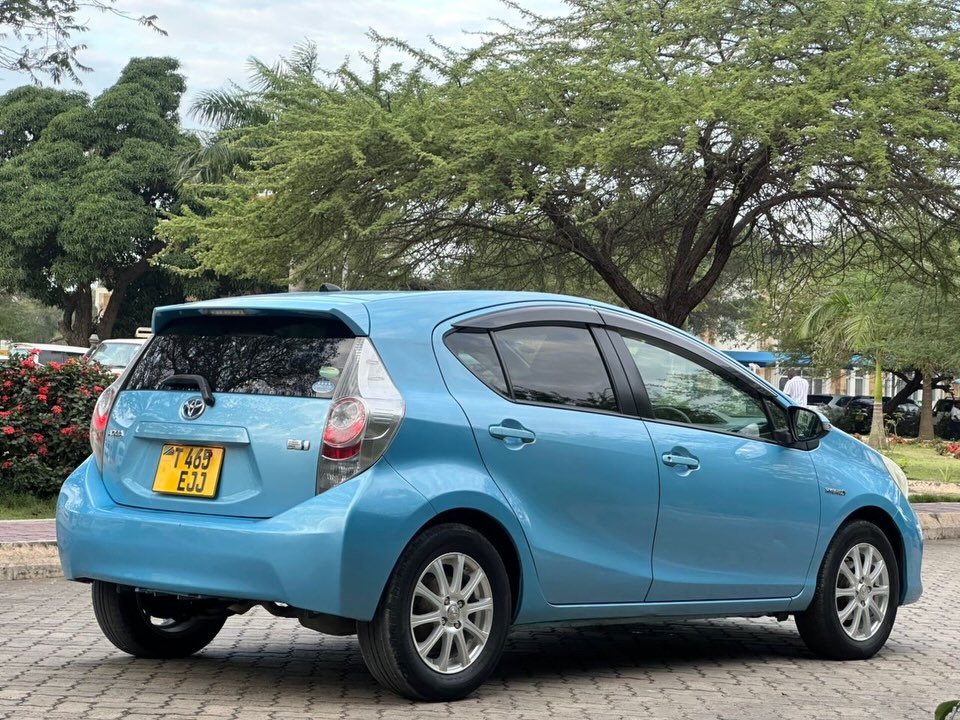 Toyota Aqua 2013 Inauzwa Dar es Salaam Tanzania