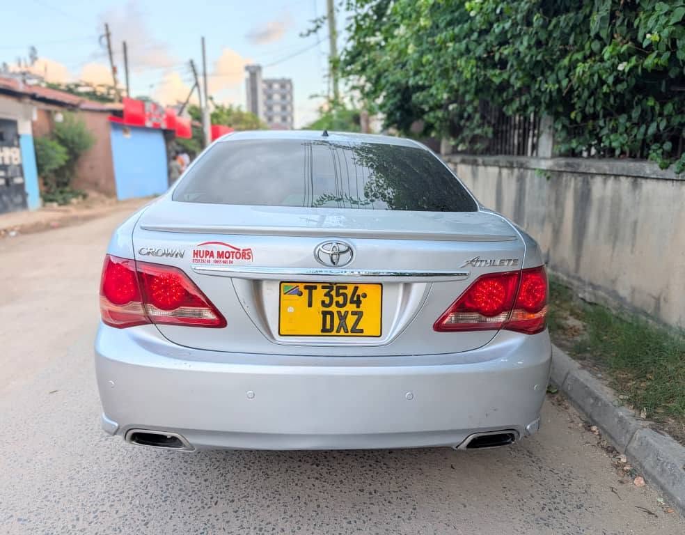 Toyota Crown bei poa sokoni Dar es Salaam Tanzania