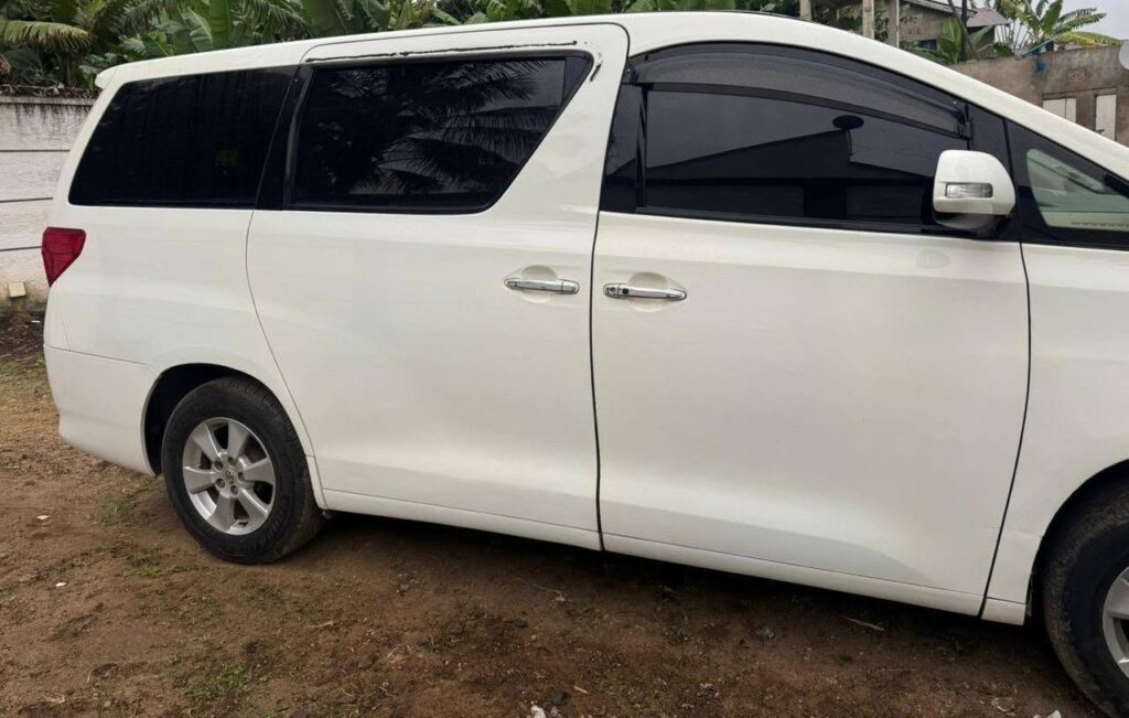 Toyota Alphard bei poa sokoni Arusha Tanzania