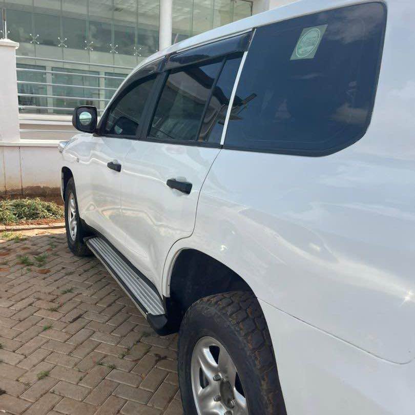 Magari Sokoni Toyota Land Cruiser V8 ya Bei Poa 2018