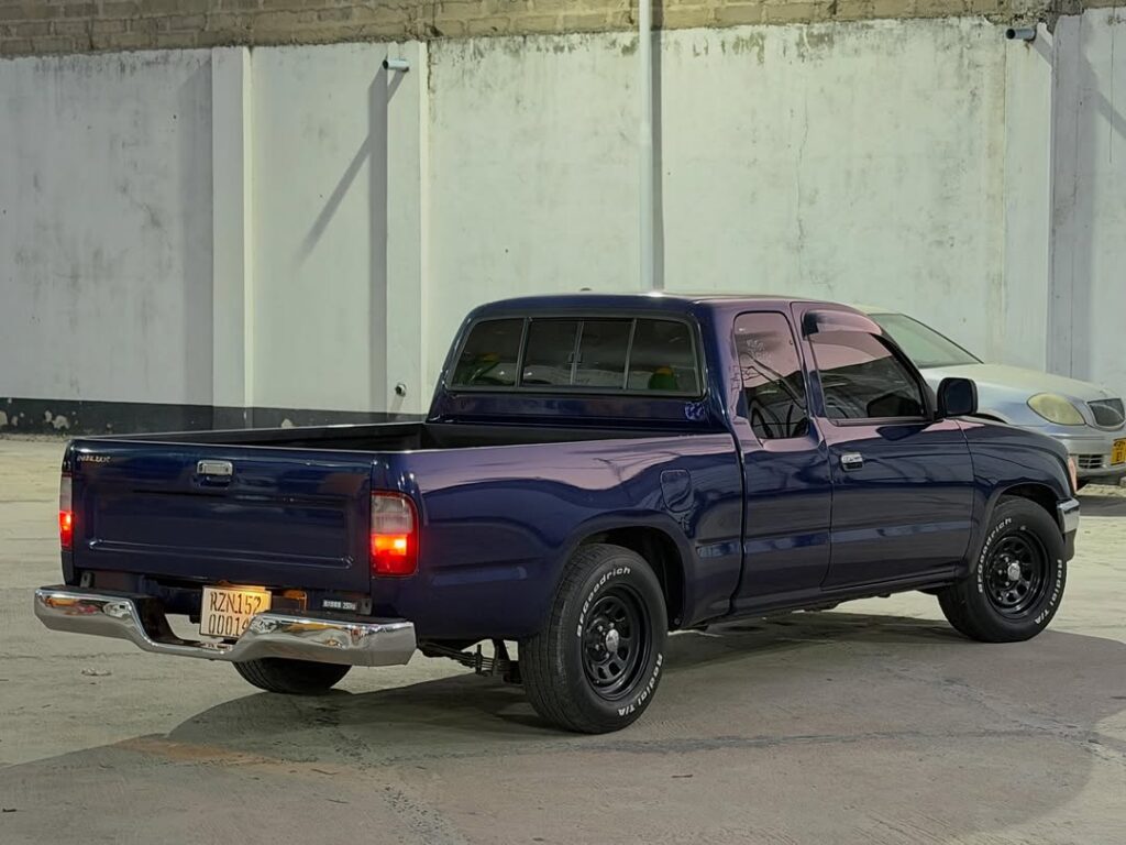 Magari Hilux 2000 lipo Dar es Salaam