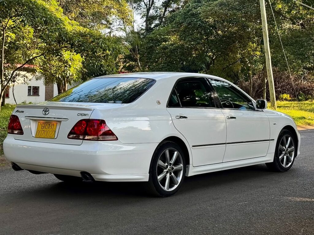 Magari Sokoni Toyota Crown ya Bei Poa 2006