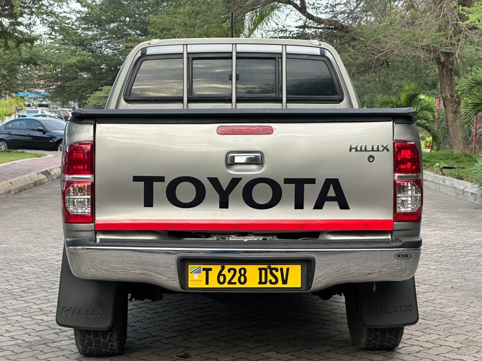 Magari Hilux 2015 lipo Dar es Salaam
