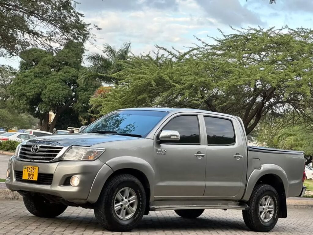 Toyota Hilux bei poa sokoni Dar es Salaam Tanzania