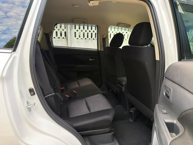 Mitsubishi Outlander bei poa sokoni Dar es Salaam Tanzania
