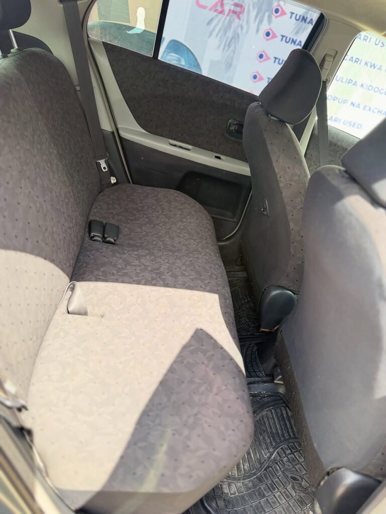 Toyota Vitz bei poa sokoni Dar es Salaam Tanzania