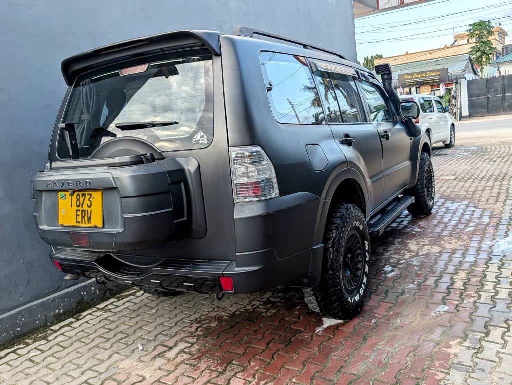 Mitsubishi Pajero bei poa sokoni Dar es Salaam Tanzania