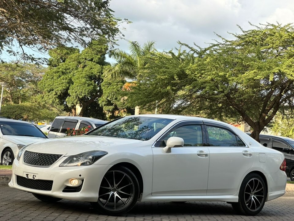 Magari Sokoni Toyota Crown ya Bei Poa 2009