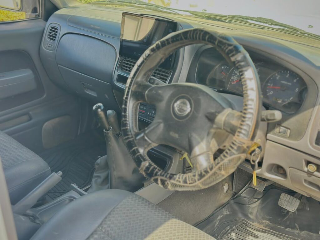 Nissan Pickup bei poa sokoni Dar es Salaam Tanzania
