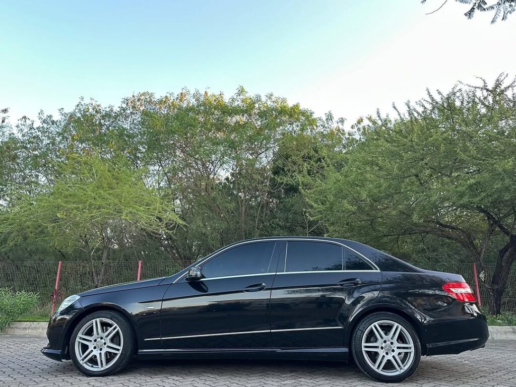Benz E-Class 2011 Inauzwa Dar es Salaam Tanzania