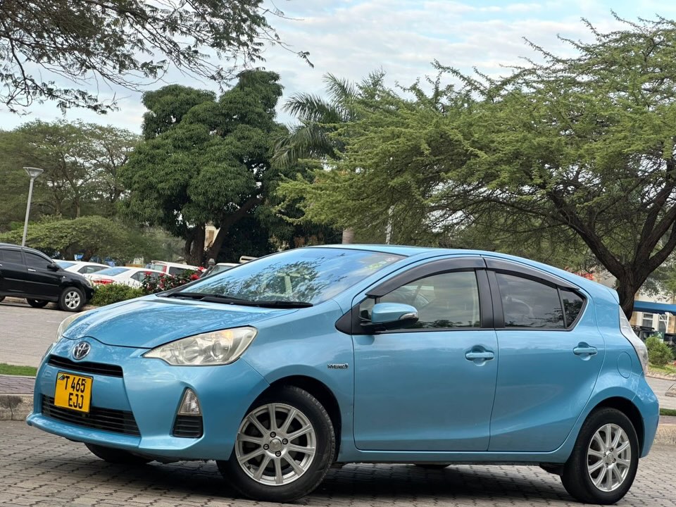 Magari Sokoni Toyota Aqua ya Bei Poa 2013