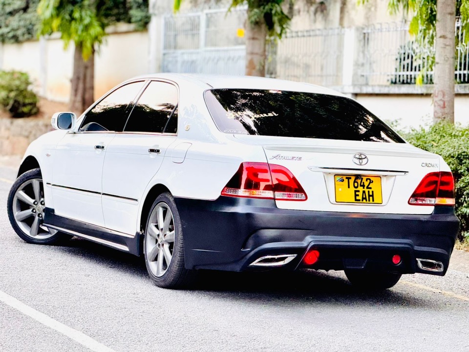 Magari Sokoni Toyota Crown ya Bei Poa 2006