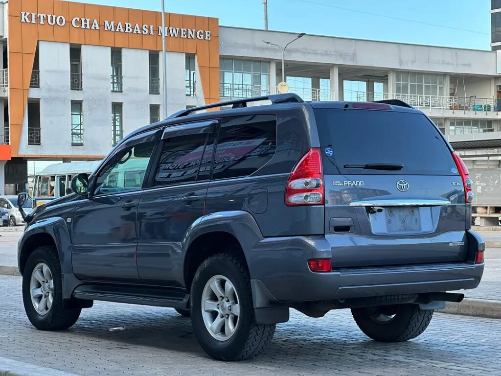 Magari Land Cruiser Prado 2006 lipo Dar es Salaam