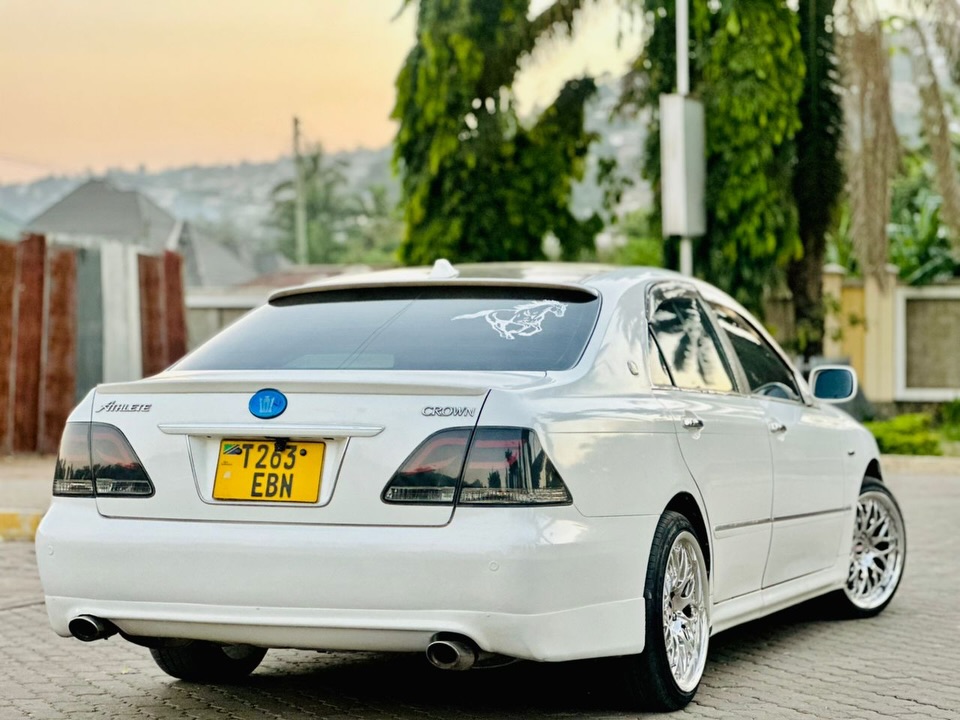 Toyota Crown 2005 for Sale in Mwanza