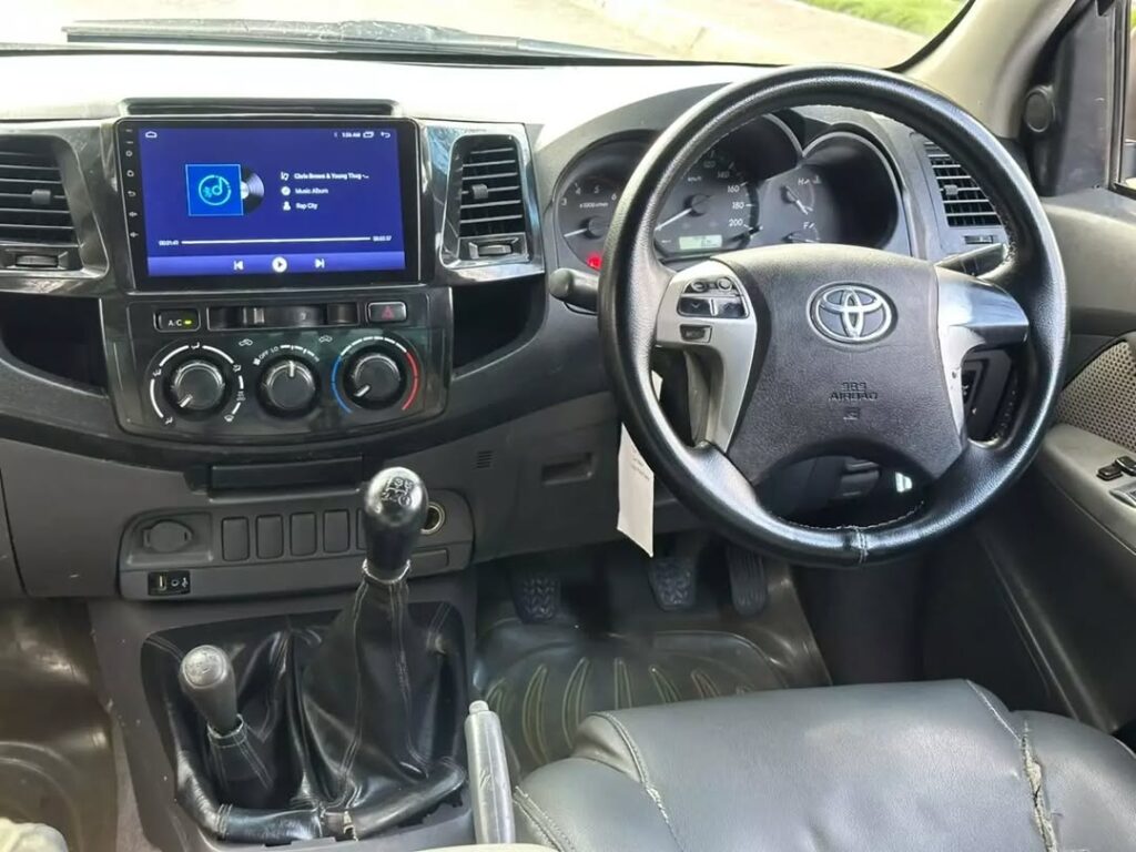 Magari Hilux 2015 lipo Dar es Salaam