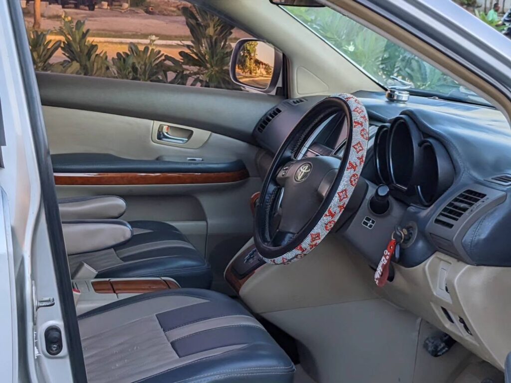 Price Toyota Harrier 2004 for Sale in Dar es Salaam