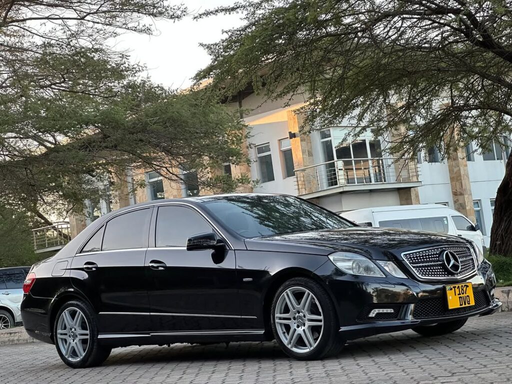 Benz E-Class 2011 Inauzwa Dar es Salaam Tanzania