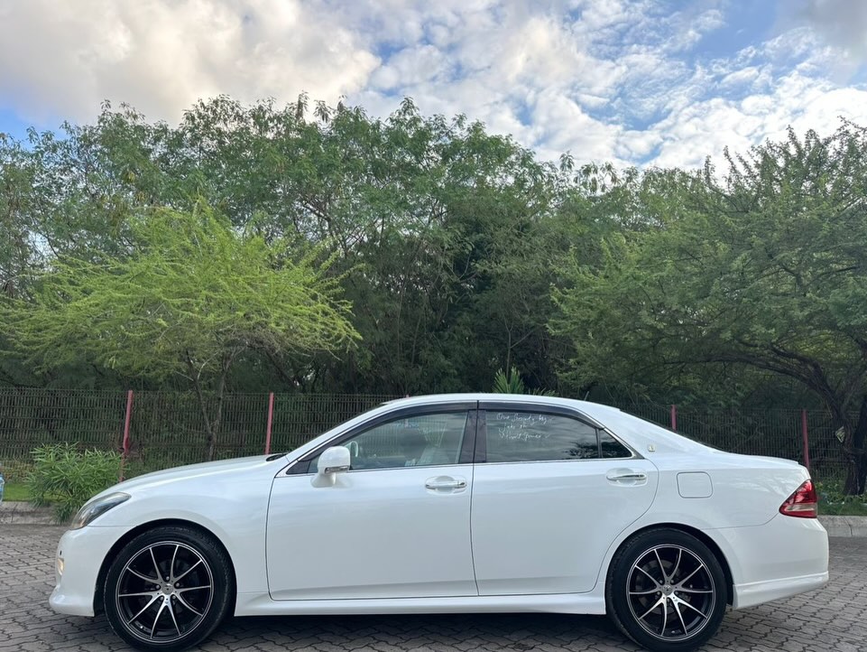 Toyota Crown bei poa sokoni Dar es Salaam Tanzania