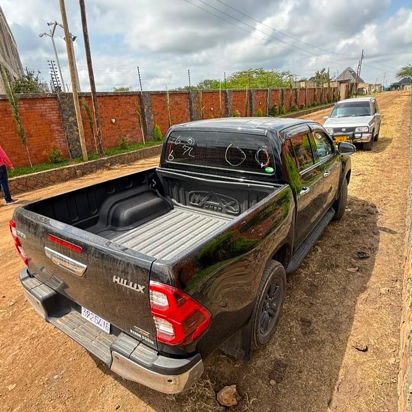 Toyota Hilux bei poa sokoni Arusha Tanzania