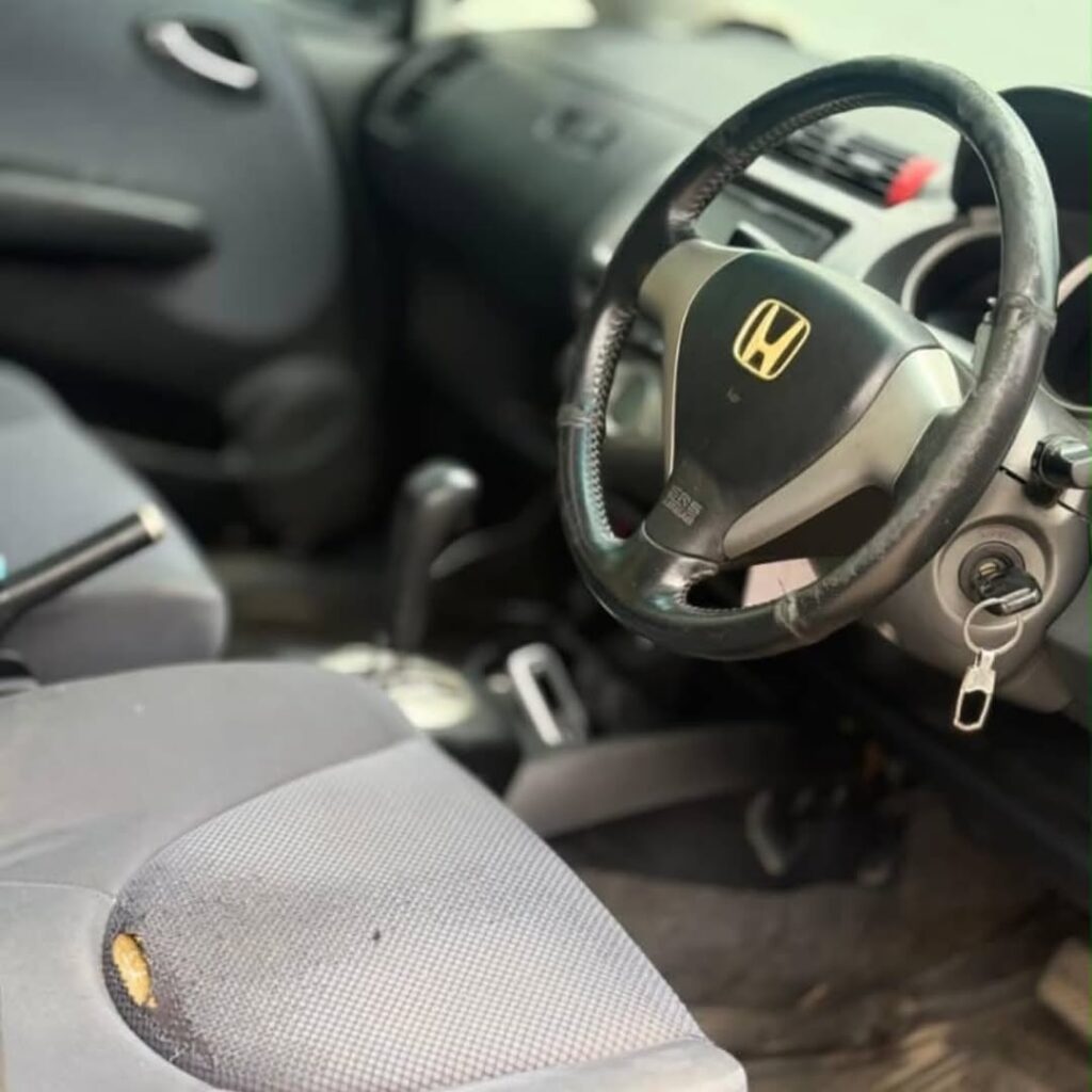 Magari Fit 2005 lipo Dar es Salaam