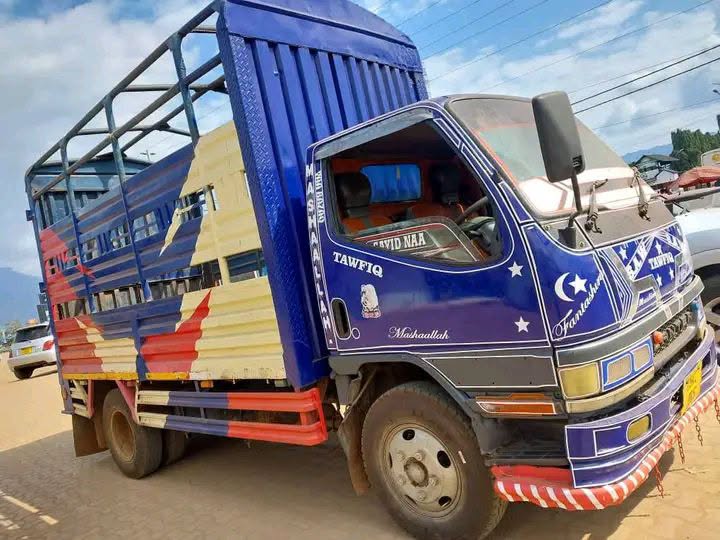 Magari Sokoni Mitsubishi Canter ya Bei Poa 2000