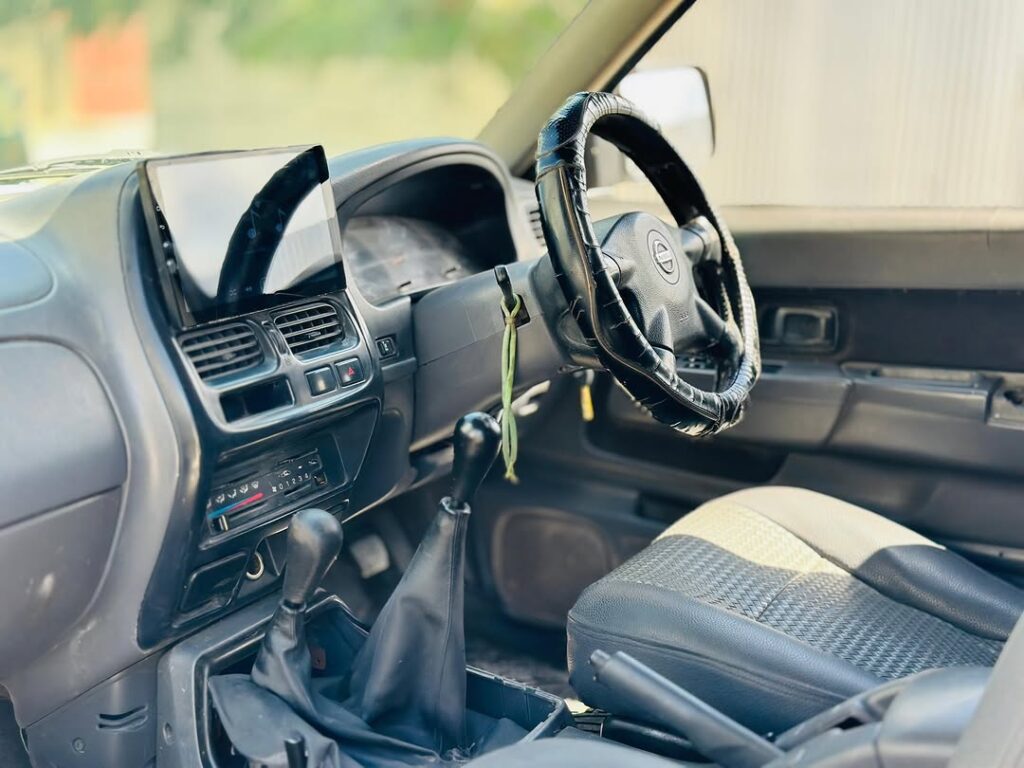 Nissan Pickup bei poa sokoni Dar es Salaam Tanzania