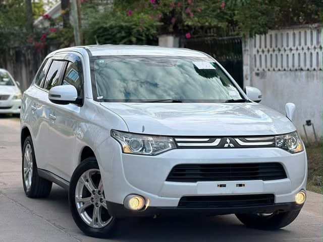 Magari Outlander 2013 lipo Dar es Salaam