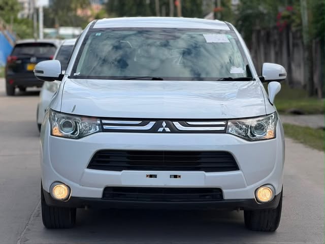 Magari Sokoni Mitsubishi Outlander ya Bei Poa 2013