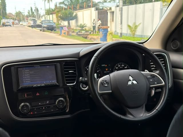 Magari Outlander 2013 lipo Dar es Salaam