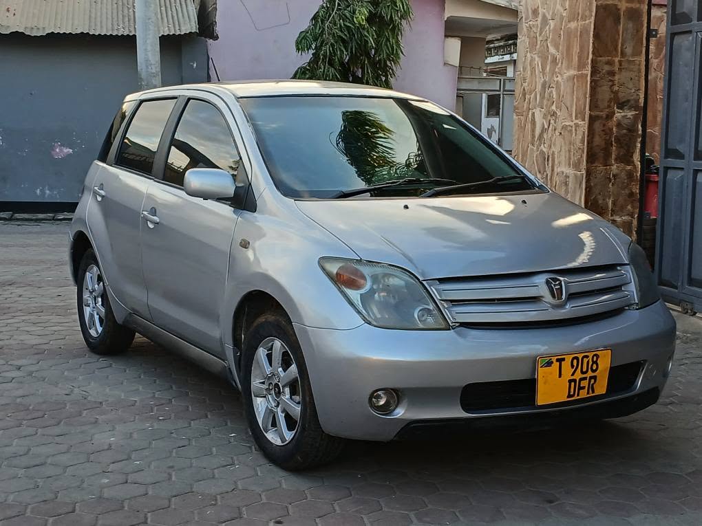 Magari Sokoni Toyota IST ya Bei Poa 2005