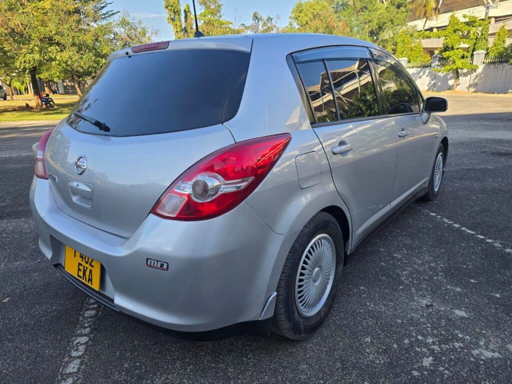 Magari Sokoni Nissan Tiida ya Bei Poa 2009
