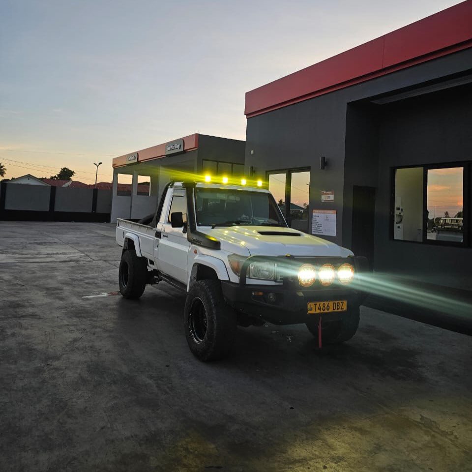 Toyota Land Cruiser 70 Series bei poa sokoni Dar es Salaam Tanzania