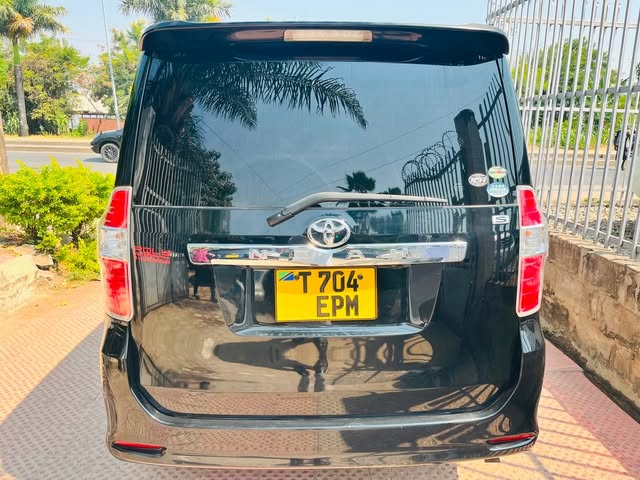 Magari Sokoni Toyota Noah ya Bei Poa 2010