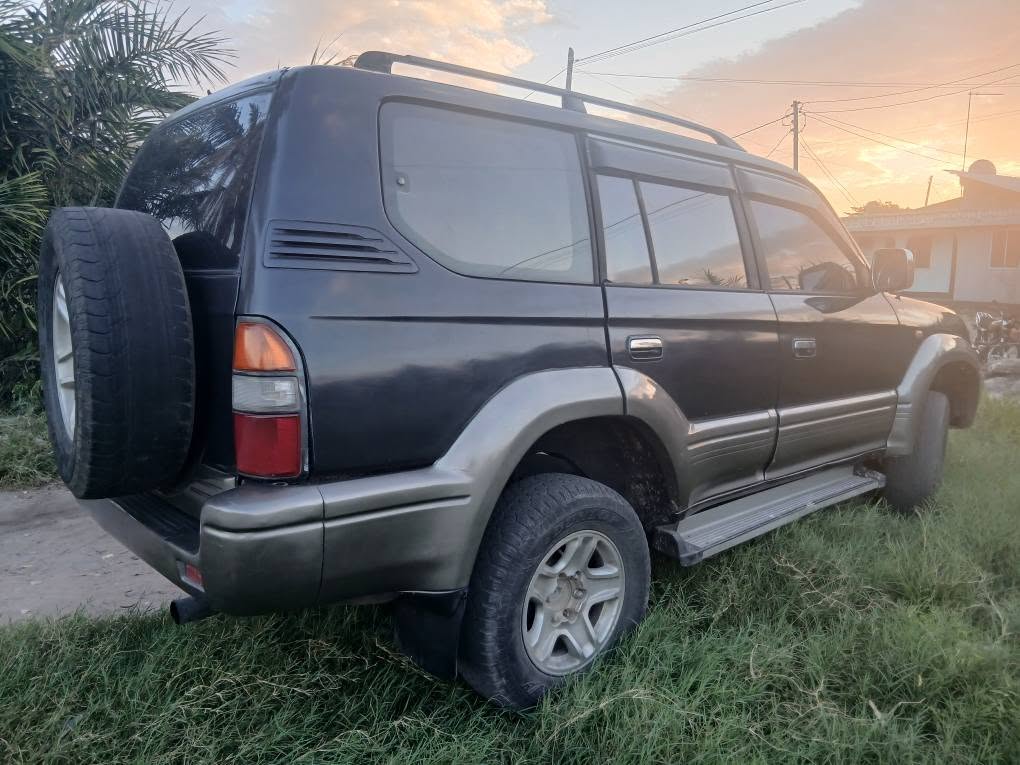 Magari Sokoni Toyota Land Cruiser Prado ya Bei Poa 2000