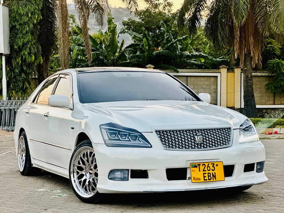 Buy Toyota Crown 2005 for Sale in Mwanza