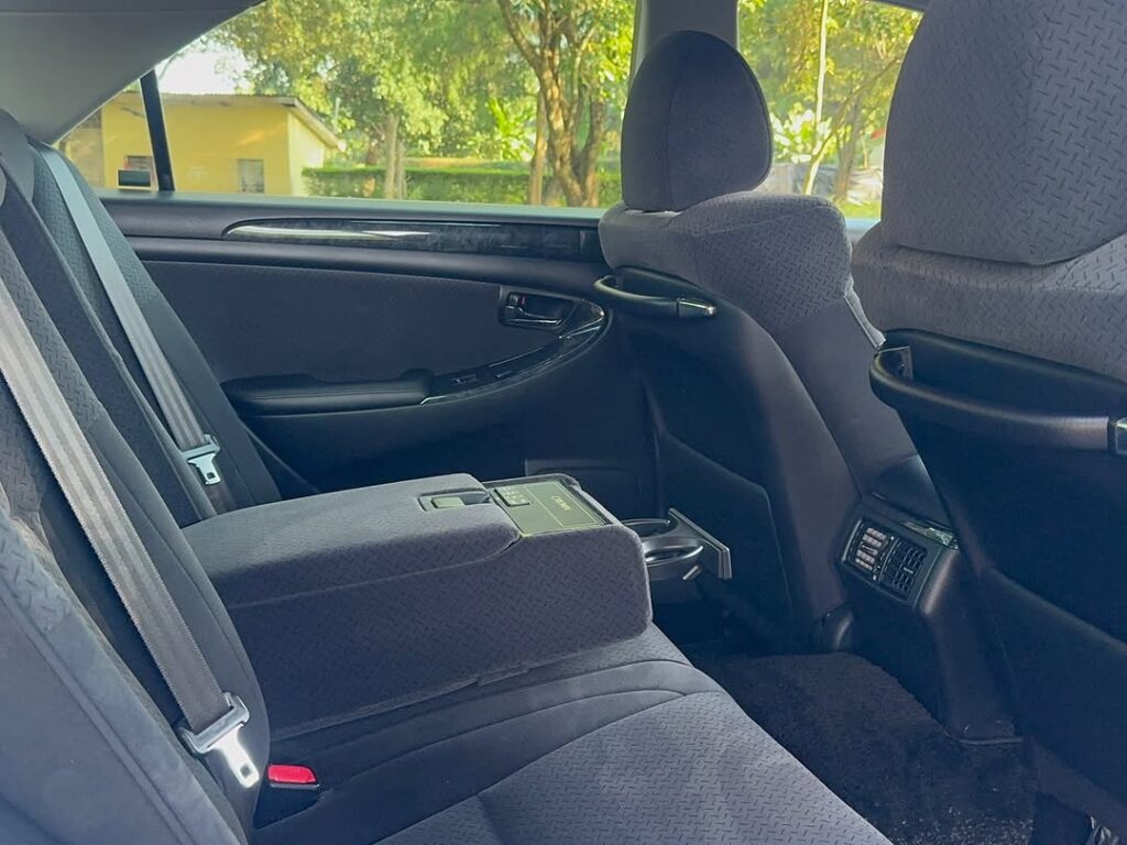 Toyota Crown 2006 Inauzwa Arusha Tanzania
