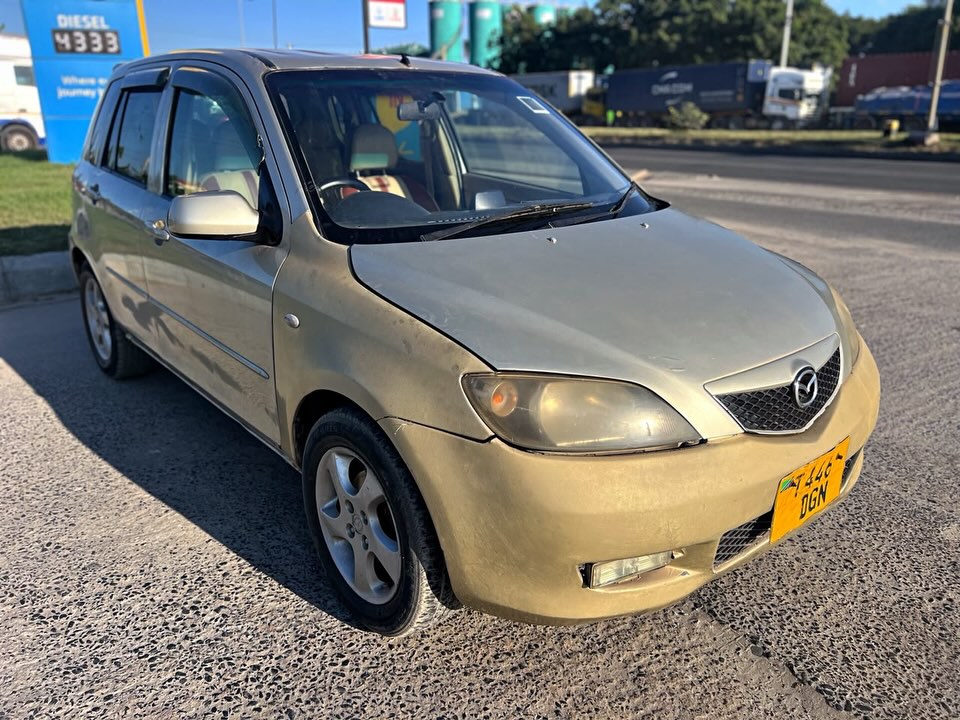 Magari Sokoni Mazda Demio ya Bei Poa 2004