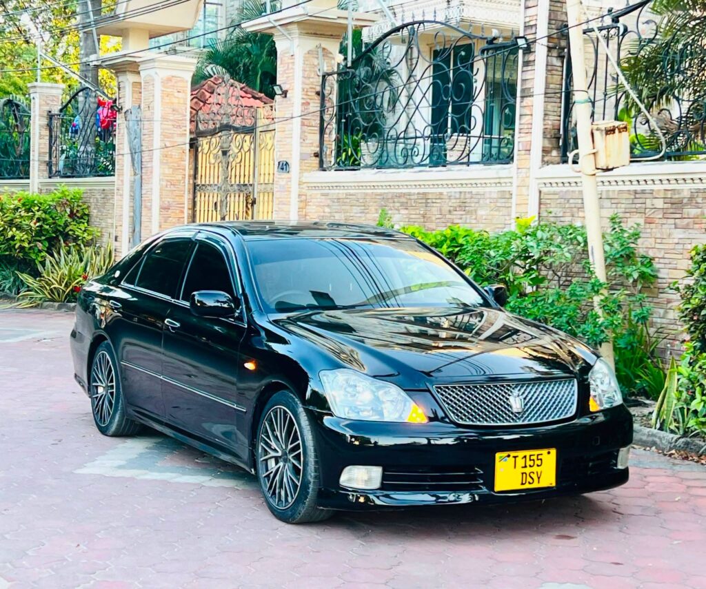 Magari Crown 2005 lipo Dar es Salaam