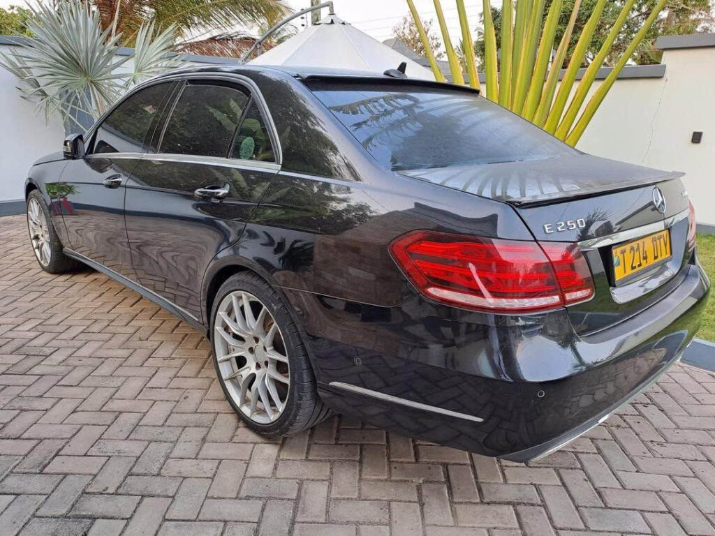 Benz E-Class bei poa sokoni Dar es Salaam Tanzania