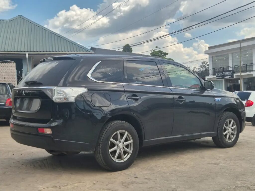 Magari Sokoni Mitsubishi Outlander ya Bei Poa 2014