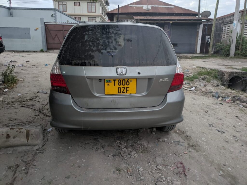 Magari Fit 2005 lipo Dar es Salaam