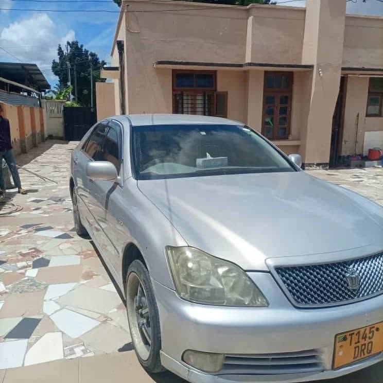 Magari Crown 2005 lipo Dar es Salaam