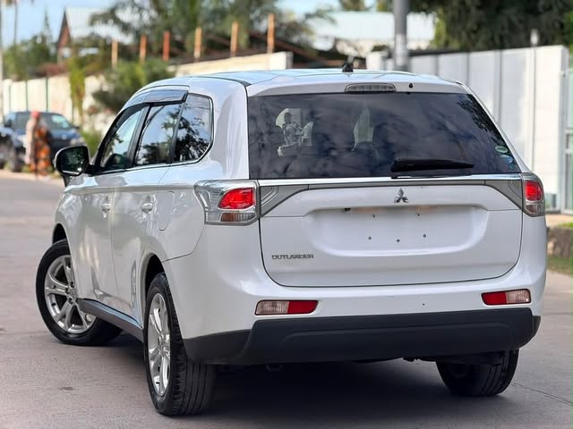 Mitsubishi Outlander 2013 Inauzwa Dar es Salaam Tanzania
