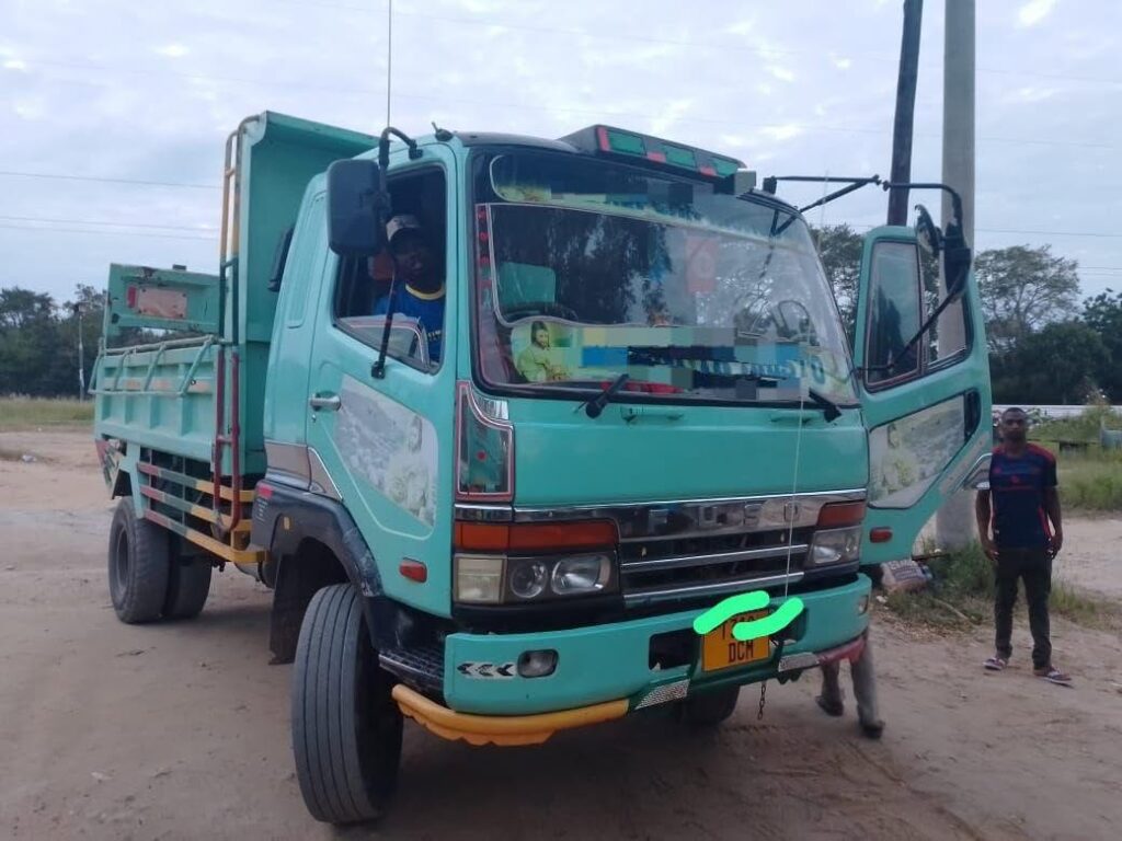 Mitsubishi Tipper bei poa sokoni Dar es Salaam Tanzania